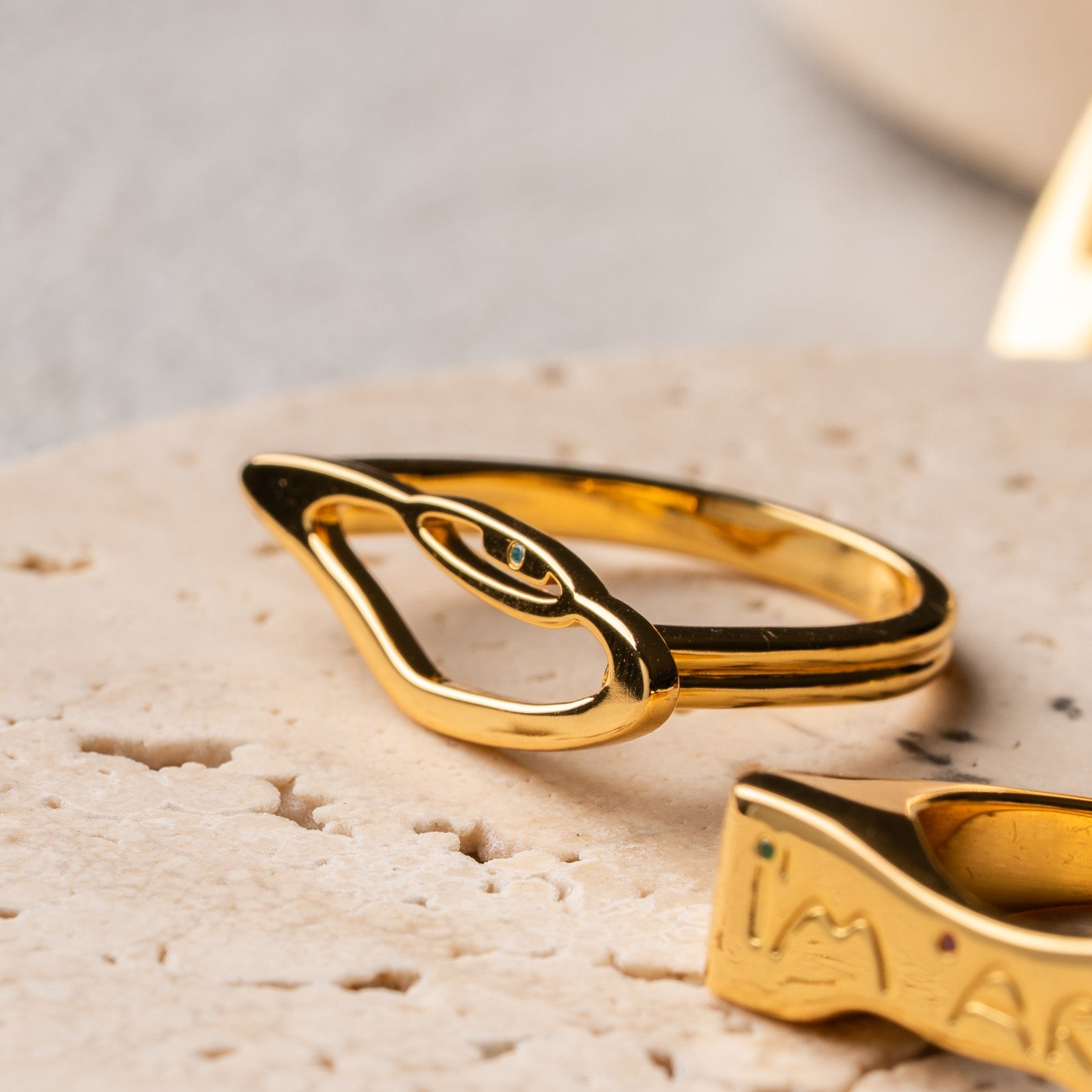 GAZE eye ring in 925 sterling silver with green stone – AGUDO Studio