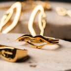 MUSE lip statement ring in gold plated 925 silver with red stone – AGUDO Studio