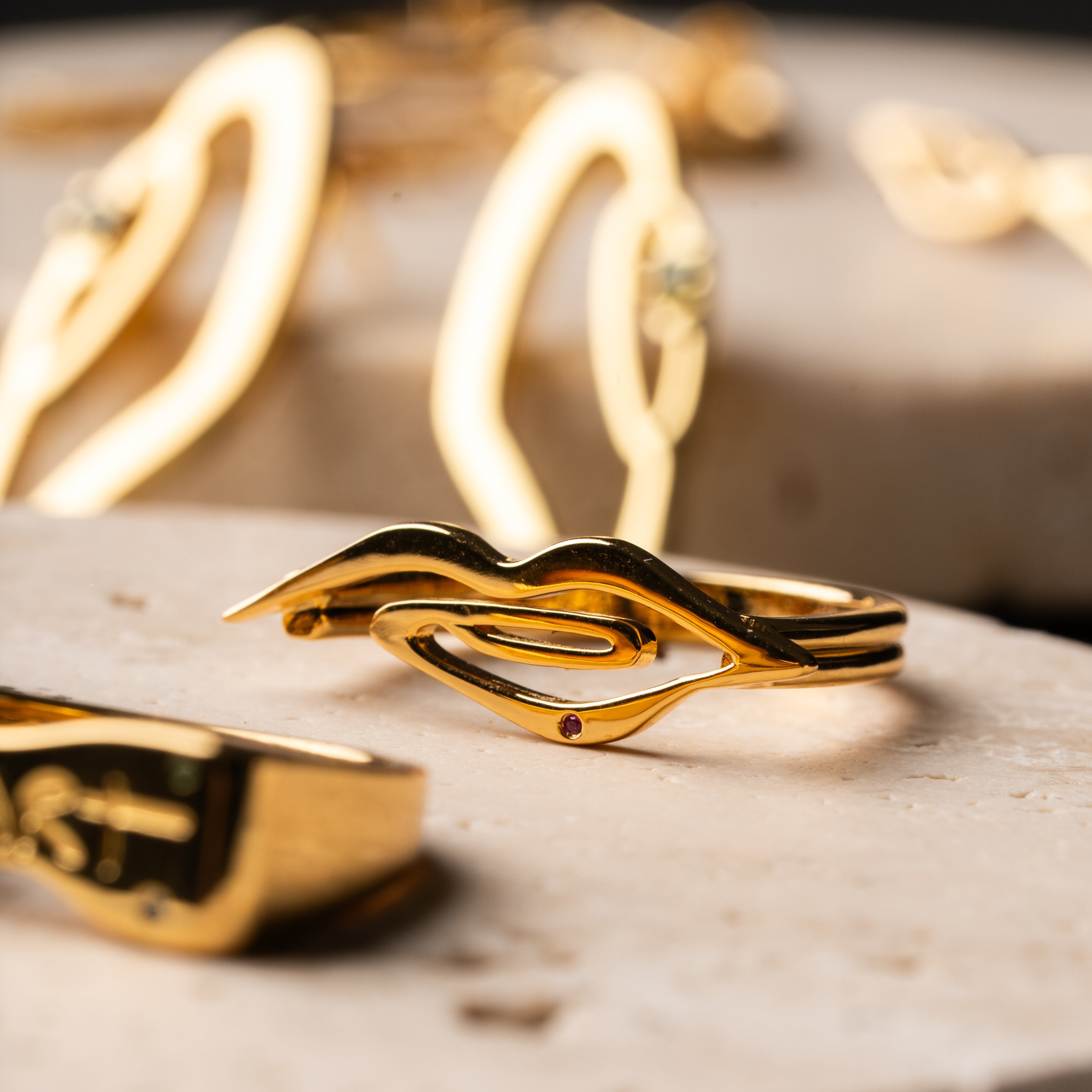 MUSE lip statement ring in gold plated 925 silver with red stone – AGUDO Studio